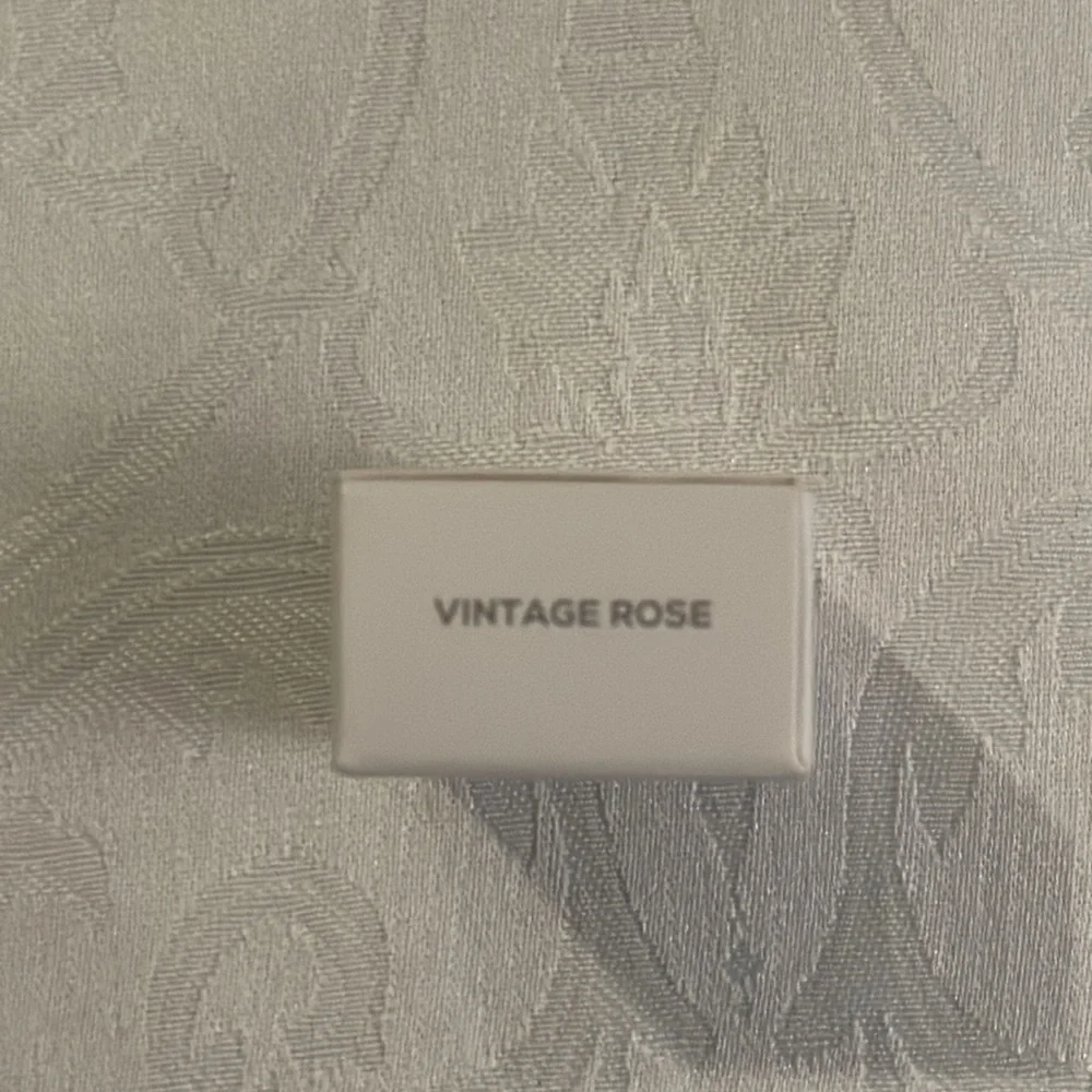 True and Luscious Super Moisture Lipstick - Vintage Rose